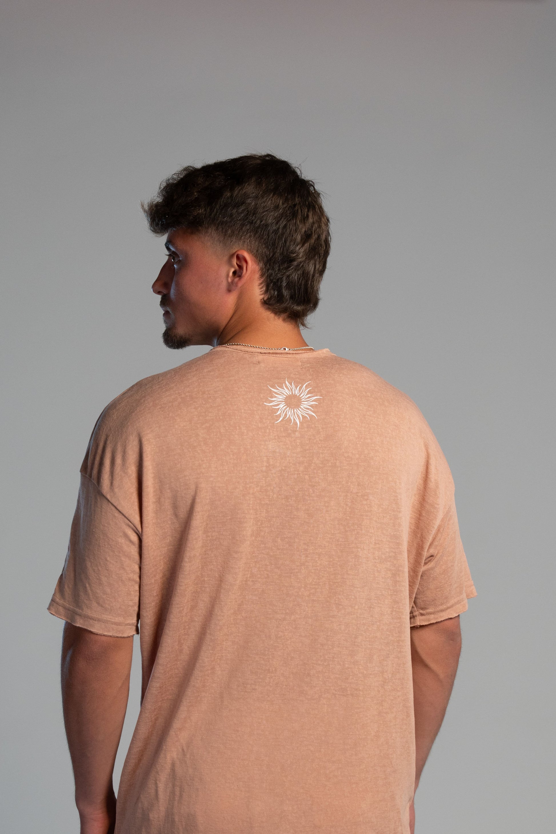 חולצה בצבע משמש – גזרה יוניסקס עם טאץ' ייחודי