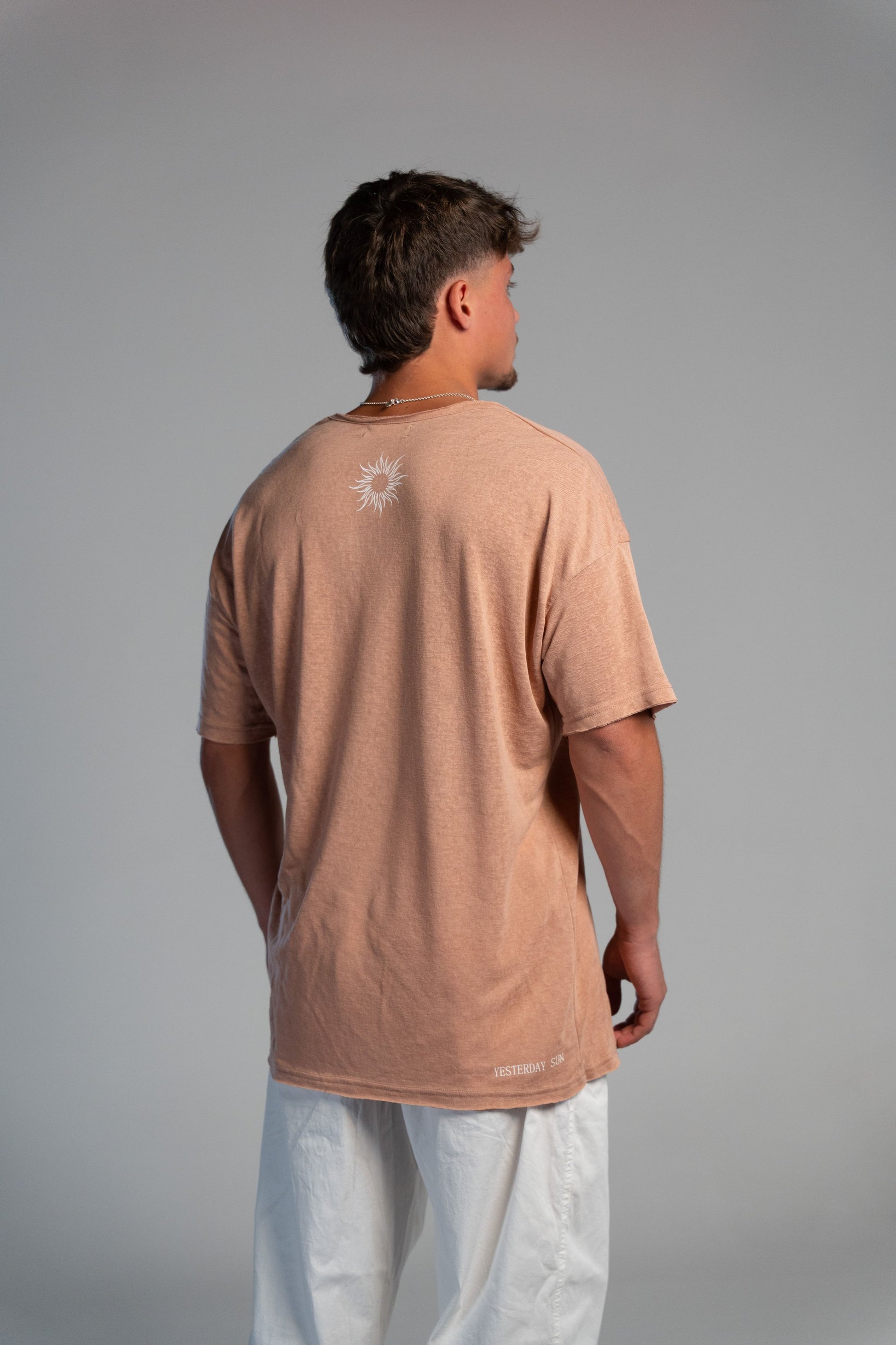 חולצה בצבע משמש – גזרה יוניסקס עם טאץ' ייחודי