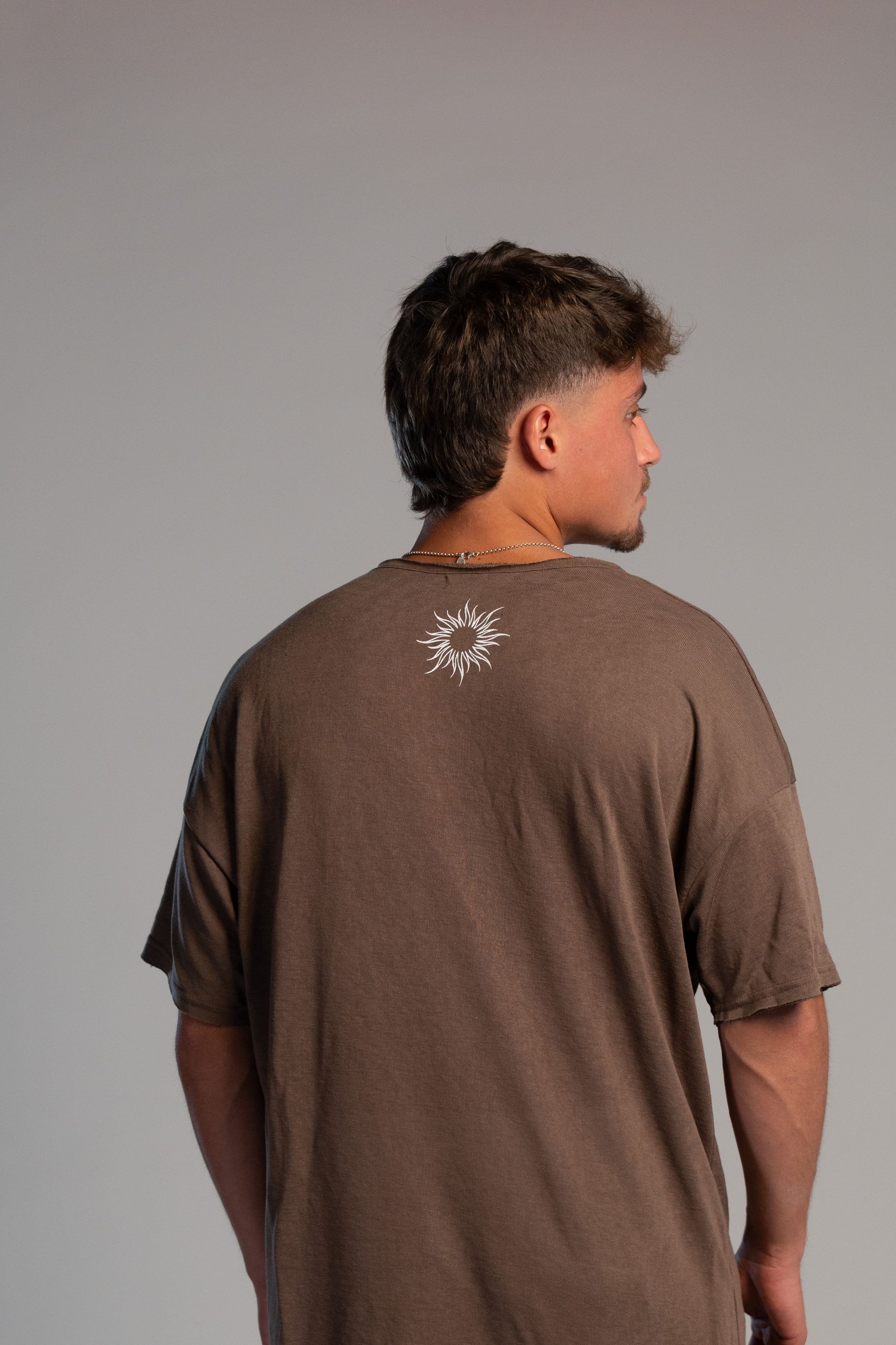 חולצת רילקס בגוון חום עמוק – כותנה רכה ונעימה