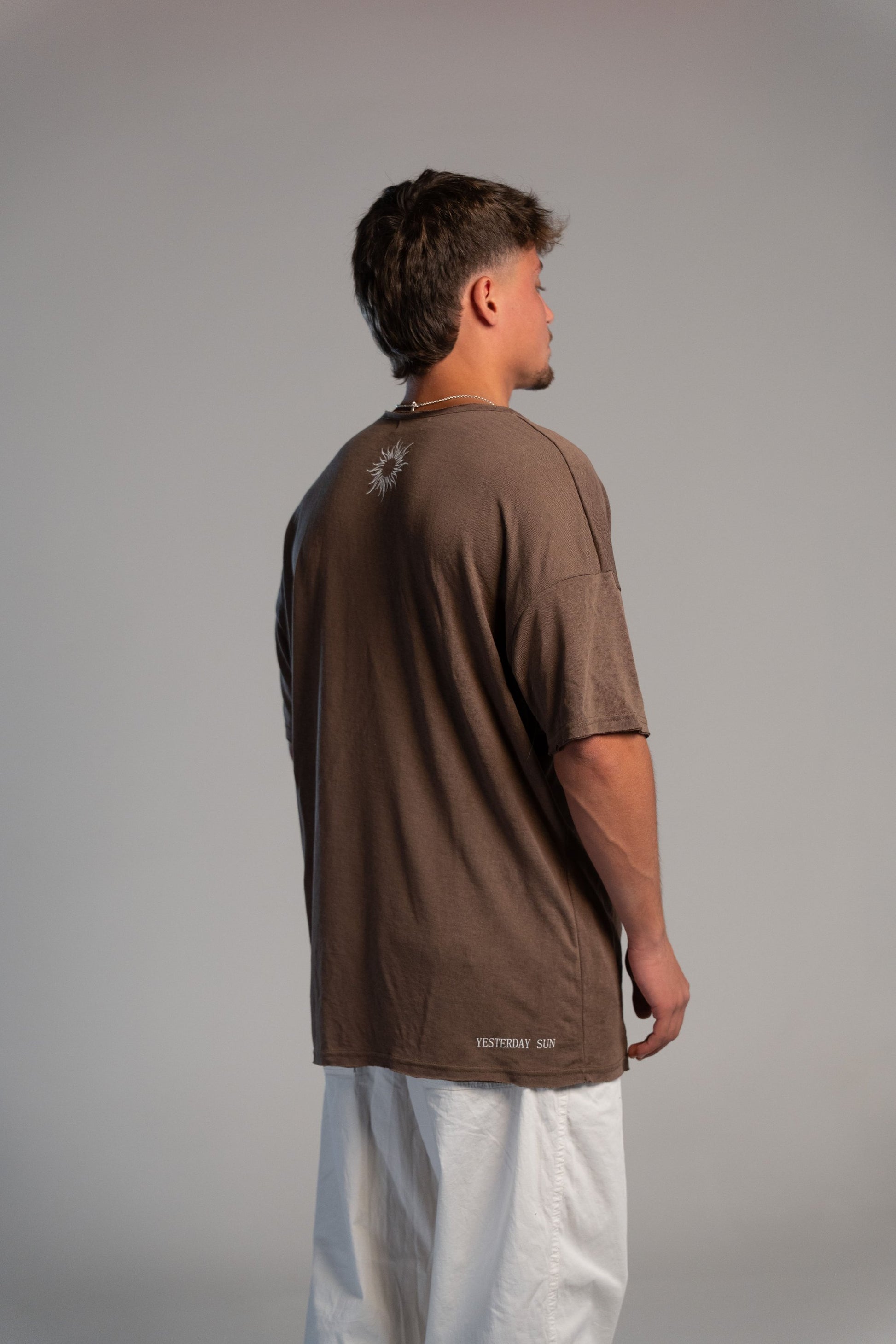 חולצת רילקס בגוון חום עמוק – כותנה רכה ונעימה