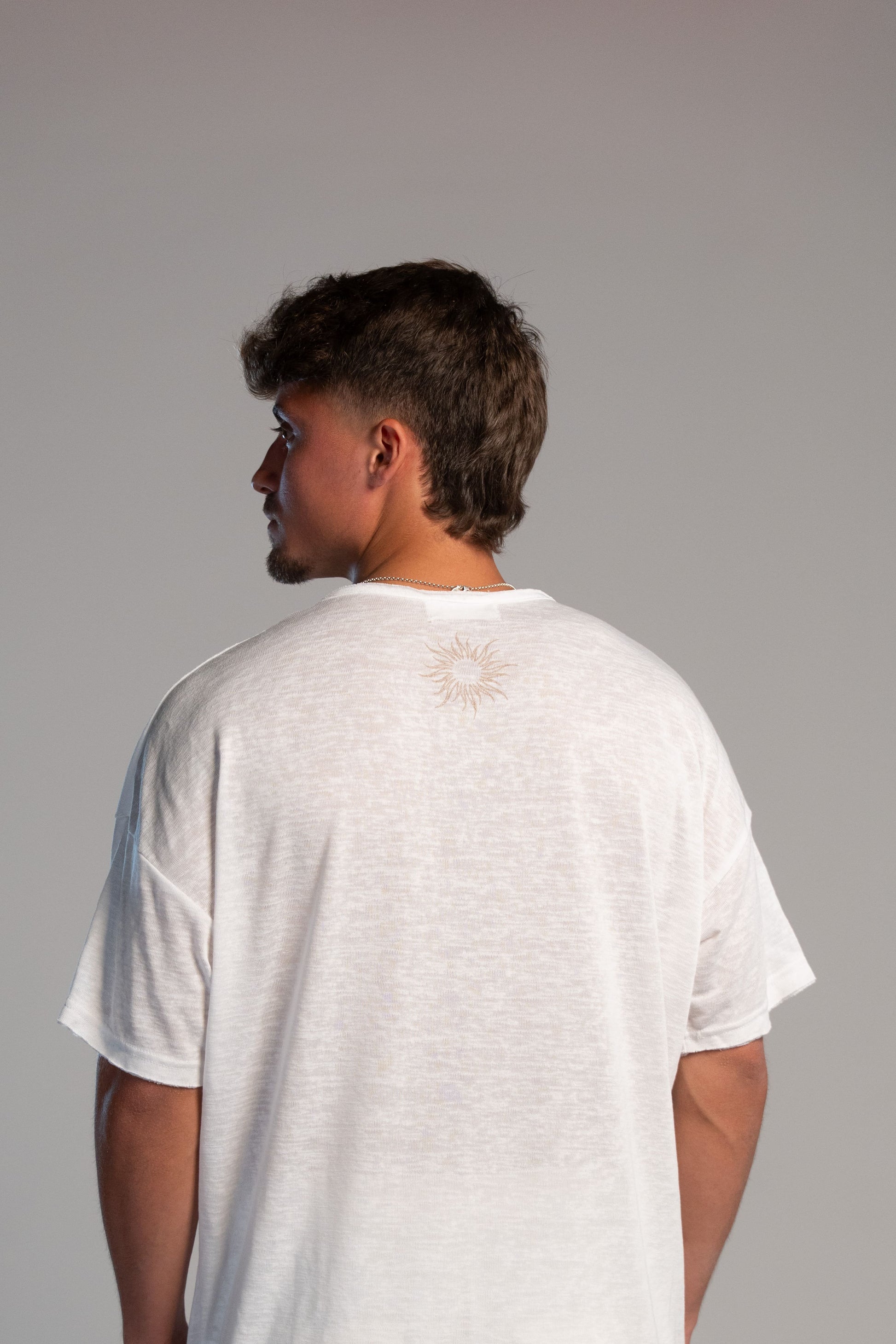 חולצה לבנה חלקה לגבר – עיצוב נקי ומרקם איכותי במיוחד