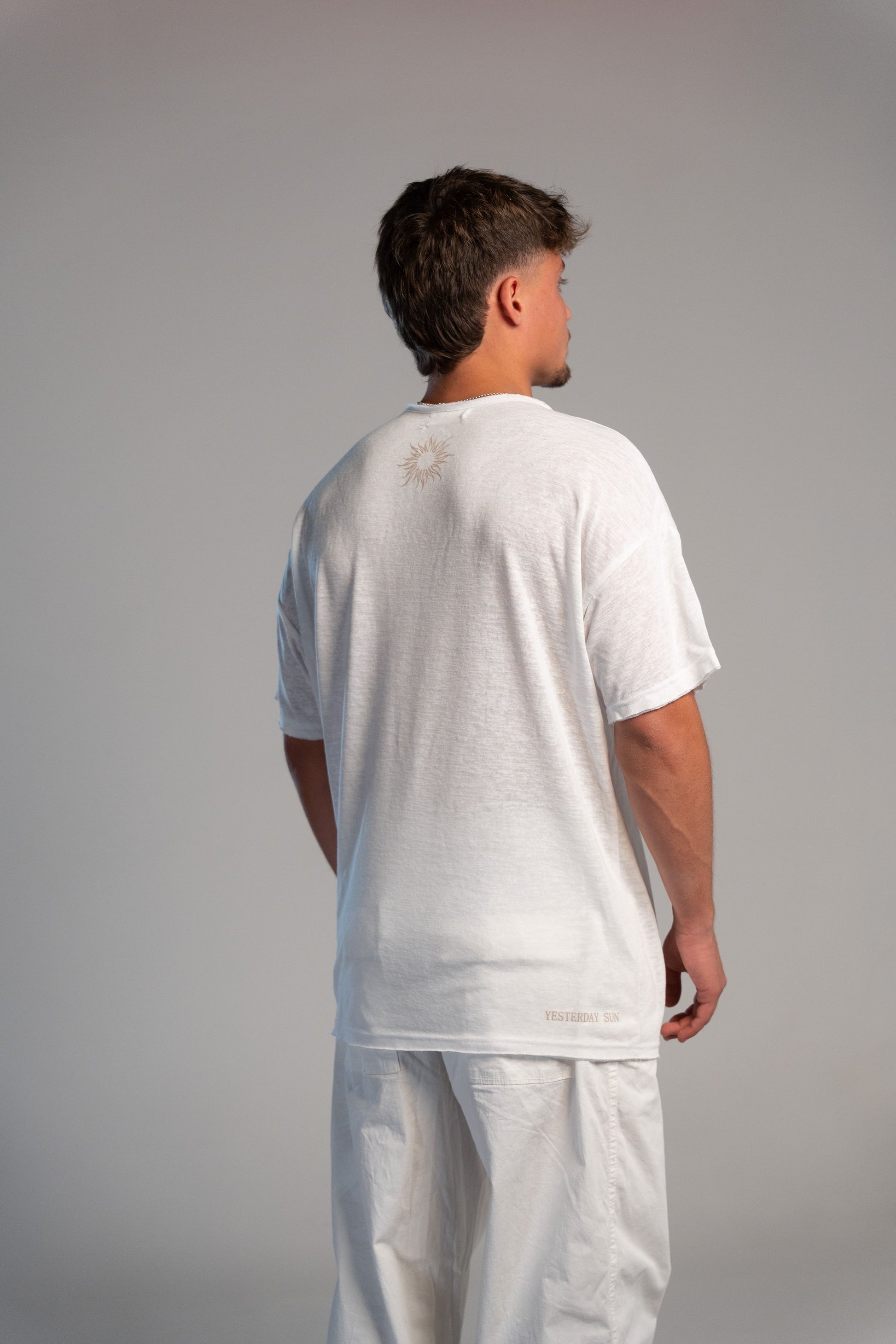 חולצה לבנה חלקה לגבר – עיצוב נקי ומרקם איכותי במיוחד