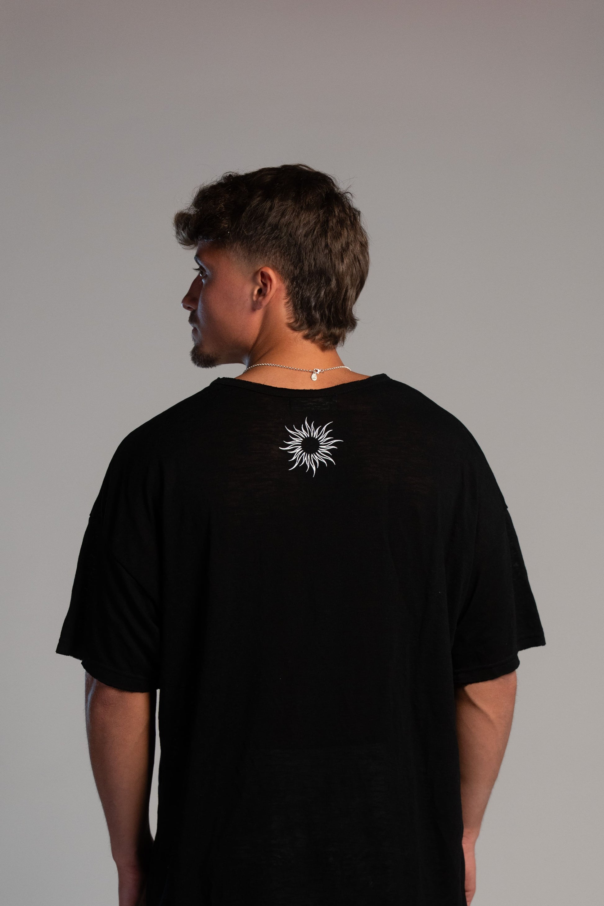 חולצת רילקס שחורה לגבר בגזרה רגילה מבית Yesterday Sun