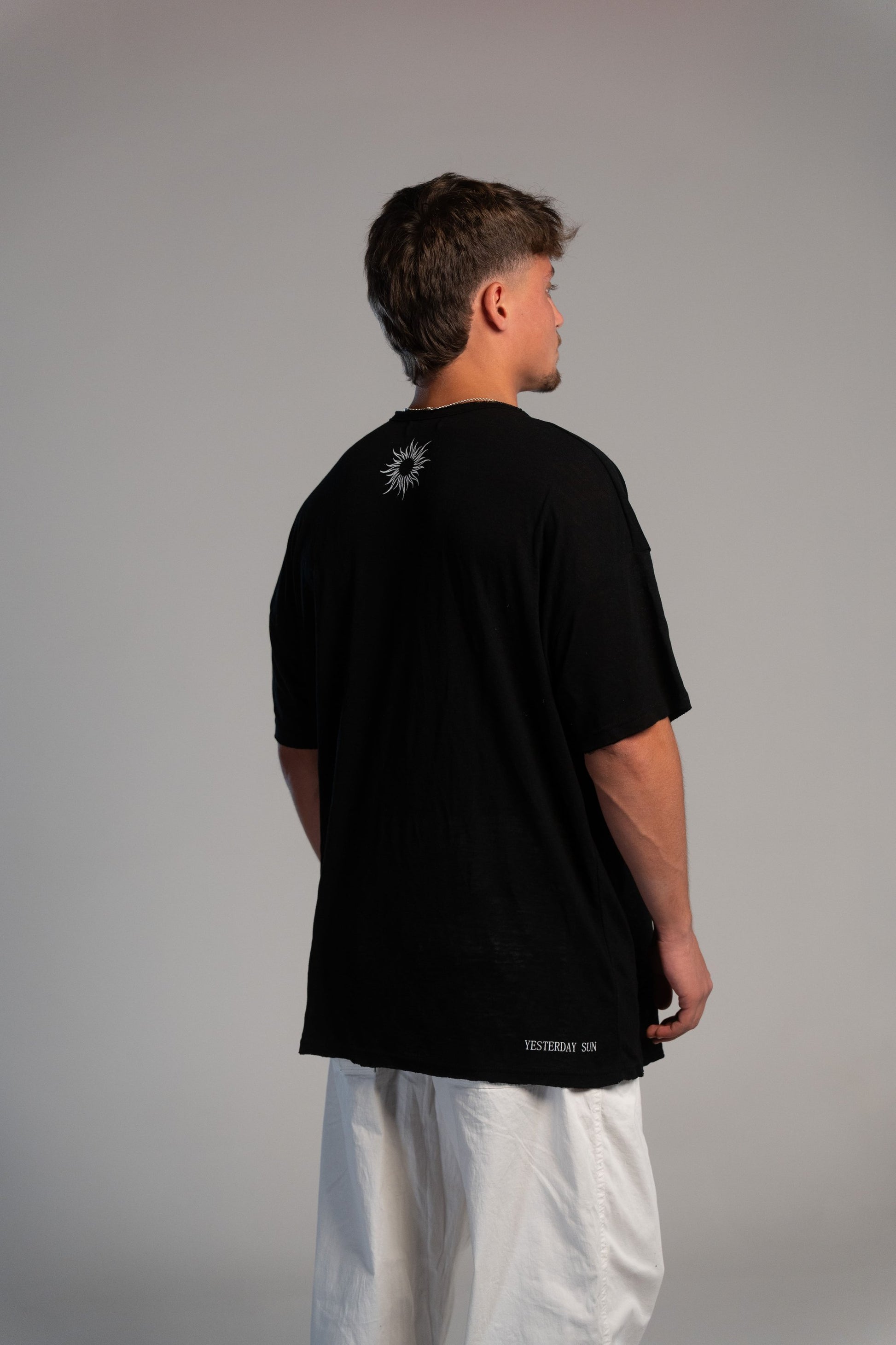 חולצת רילקס שחורה לגבר בגזרה רגילה מבית Yesterday Sun