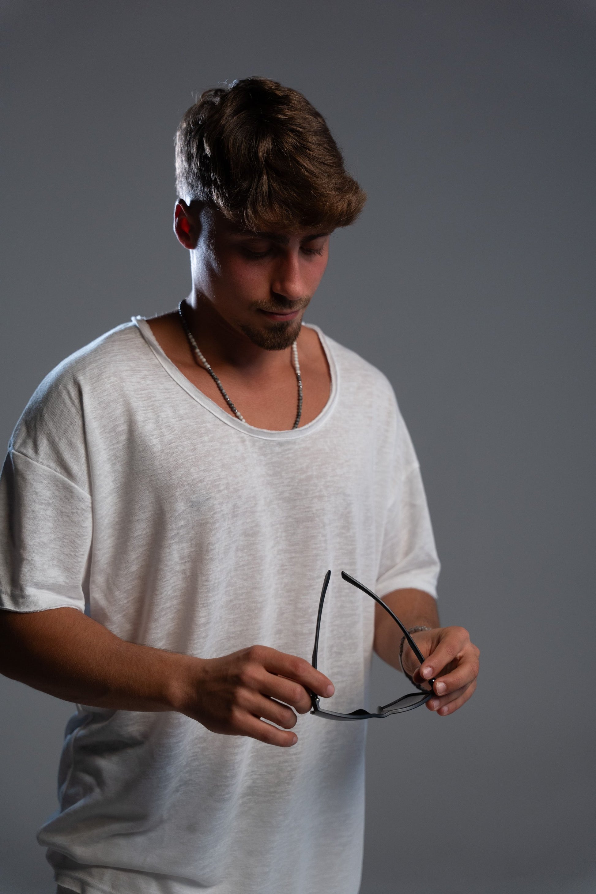 חולצה לבנה חלקה לגבר – עיצוב נקי ומרקם איכותי במיוחד