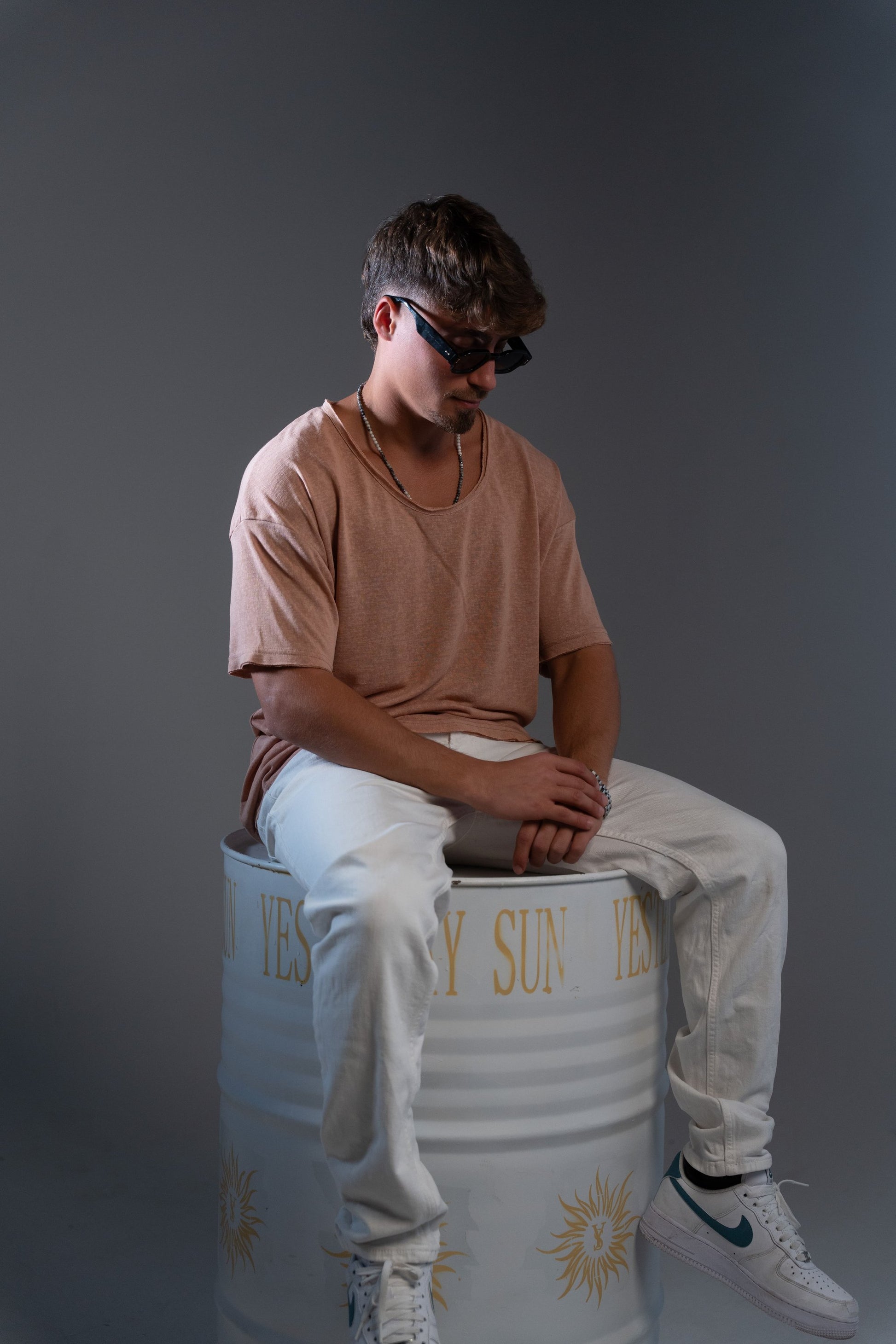 חולצה בצבע משמש – גזרה יוניסקס עם טאץ' ייחודי