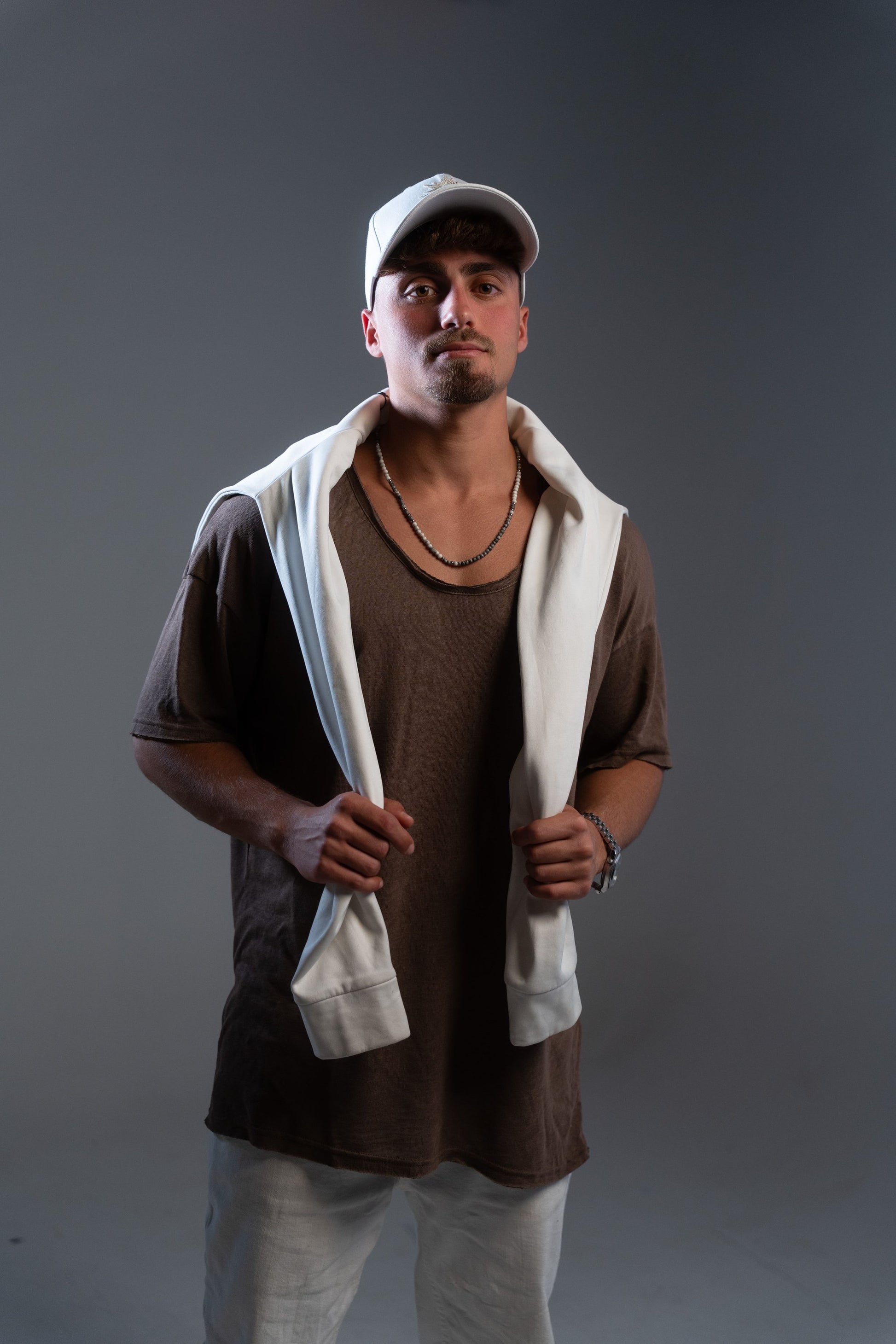 חולצת רילקס בגוון חום עמוק – כותנה רכה ונעימה