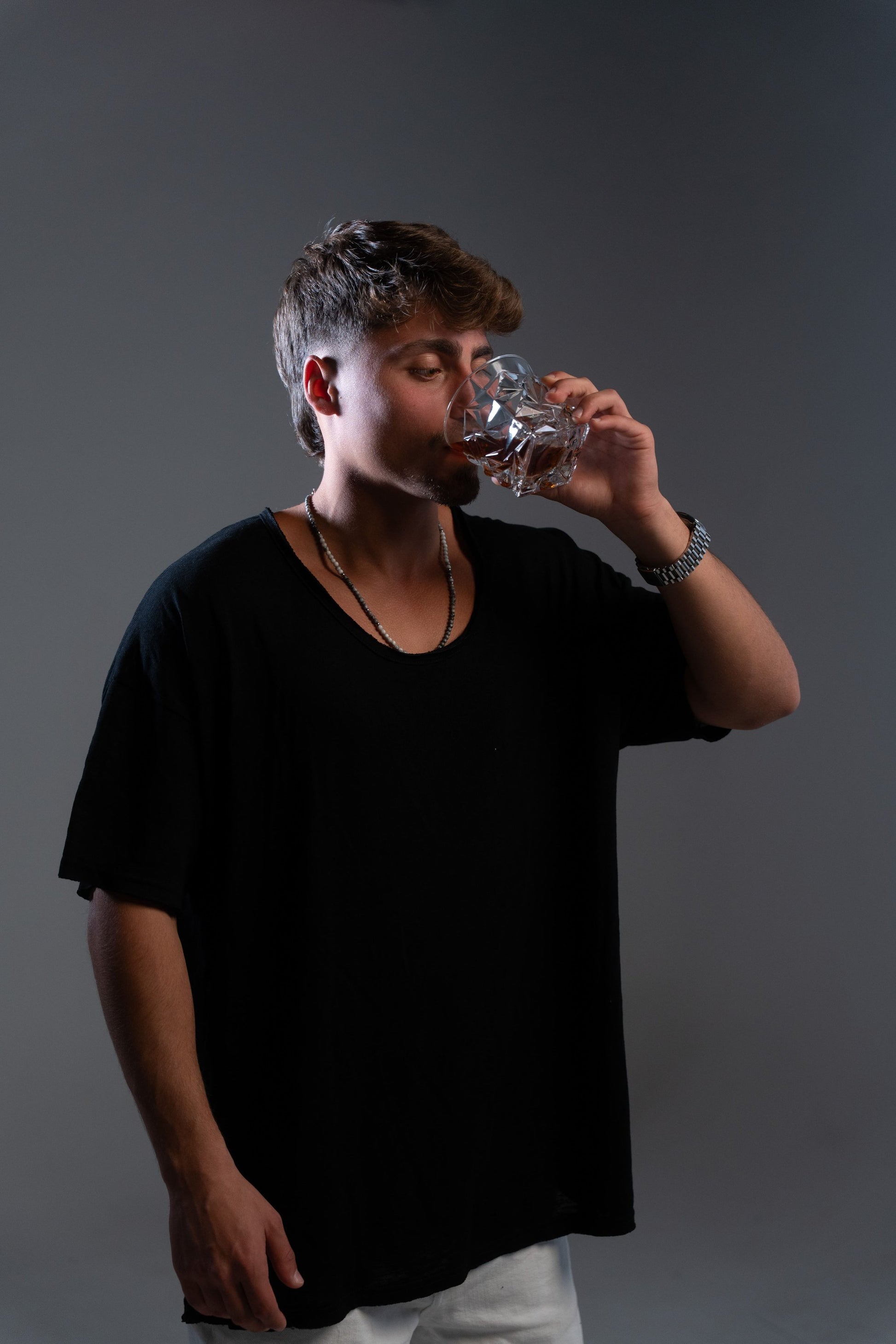 חולצת רילקס שחורה לגבר בגזרה רגילה מבית Yesterday Sun